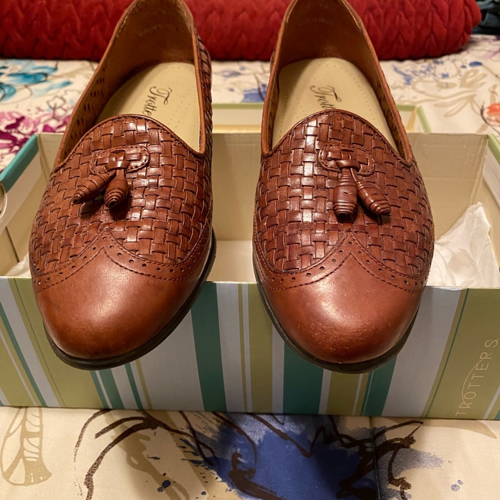 Trotters  Brown Saddle Loafer with Tassel Size 6 1/2 M